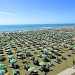 Delightful Seaside Flat With Ac - Beahost * 비비오네
