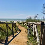 Delightful Seaside Flat With Ac - Beahost 비비오네